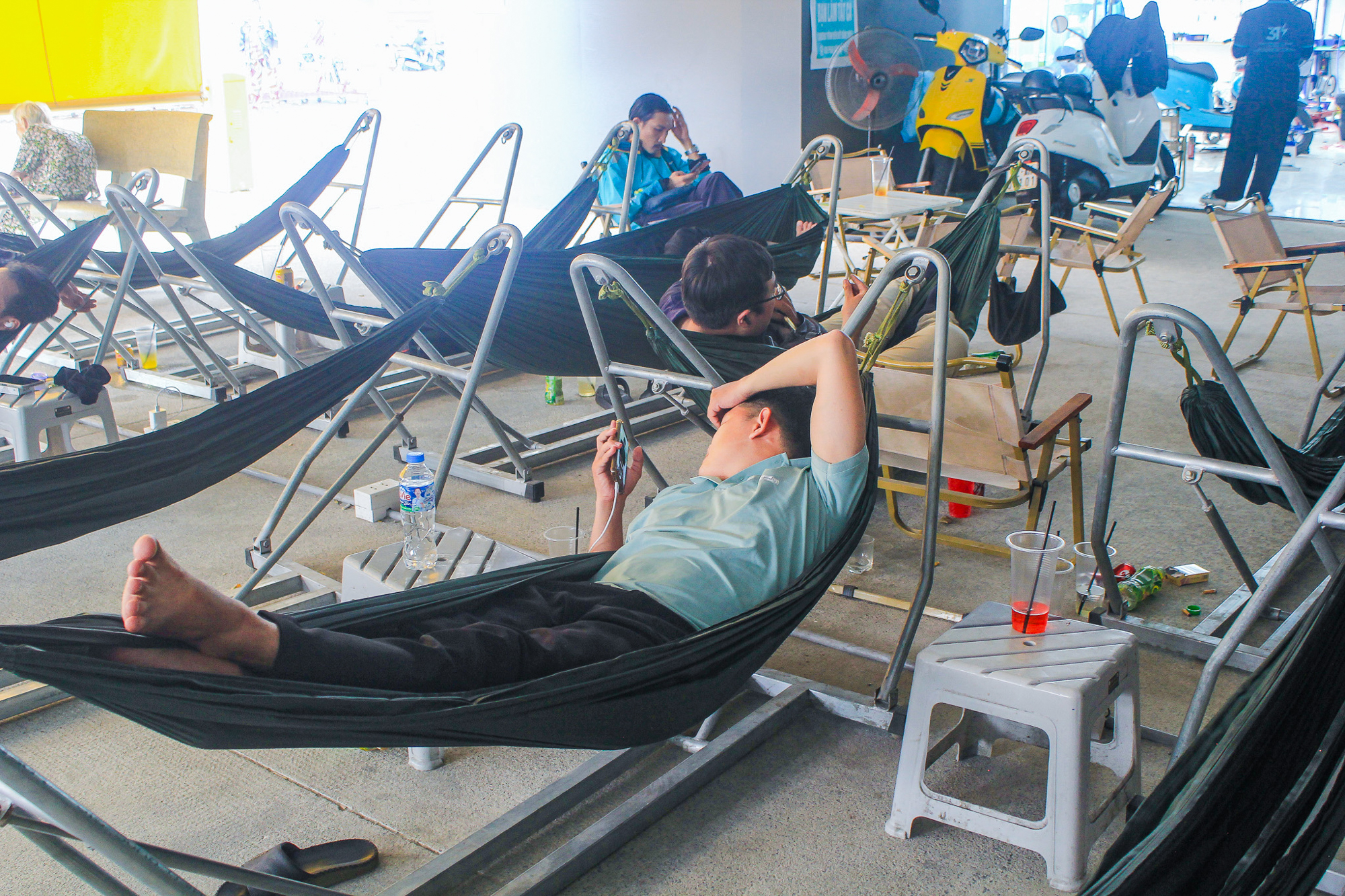 Cà phê võng phiên bản plus: Chỉ 30.000 đồng mà vừa uống nước, vừa sạc xe điện, vừa có chỗ tắm đang gây sốt ở TP.HCM- Ảnh 5. Cà phê võng phiên bản plus: Chỉ 30.000 đồng mà vừa uống nước, vừa sạc xe điện, vừa có chỗ tắm đang gây sốt ở TP.HCM- Ảnh 5.