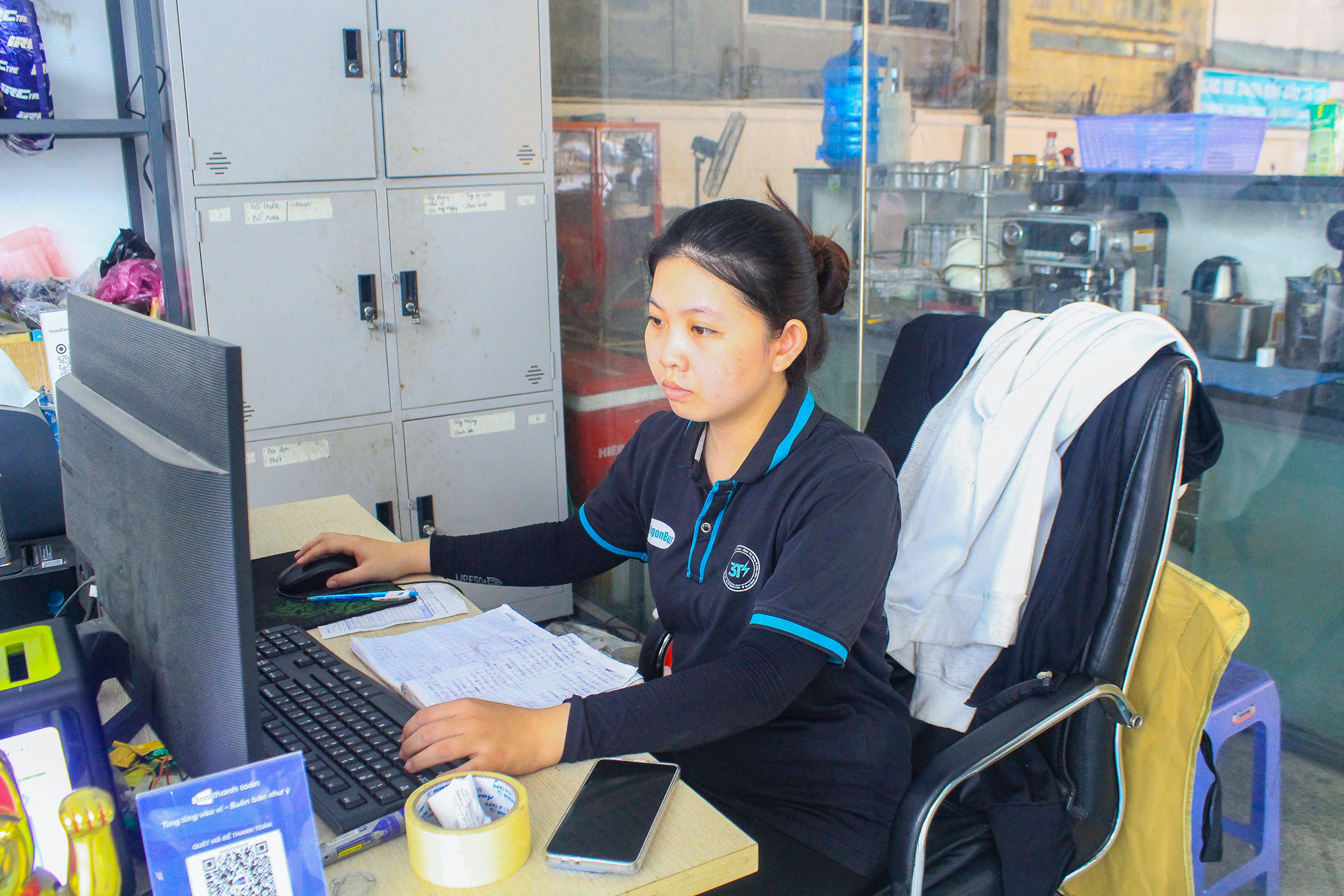 Cà phê võng phiên bản plus: Chỉ 30.000 đồng mà vừa uống nước, vừa sạc xe điện, vừa có chỗ tắm đang gây sốt ở TP.HCM- Ảnh 8. Cà phê võng phiên bản plus: Chỉ 30.000 đồng mà vừa uống nước, vừa sạc xe điện, vừa có chỗ tắm đang gây sốt ở TP.HCM- Ảnh 8.