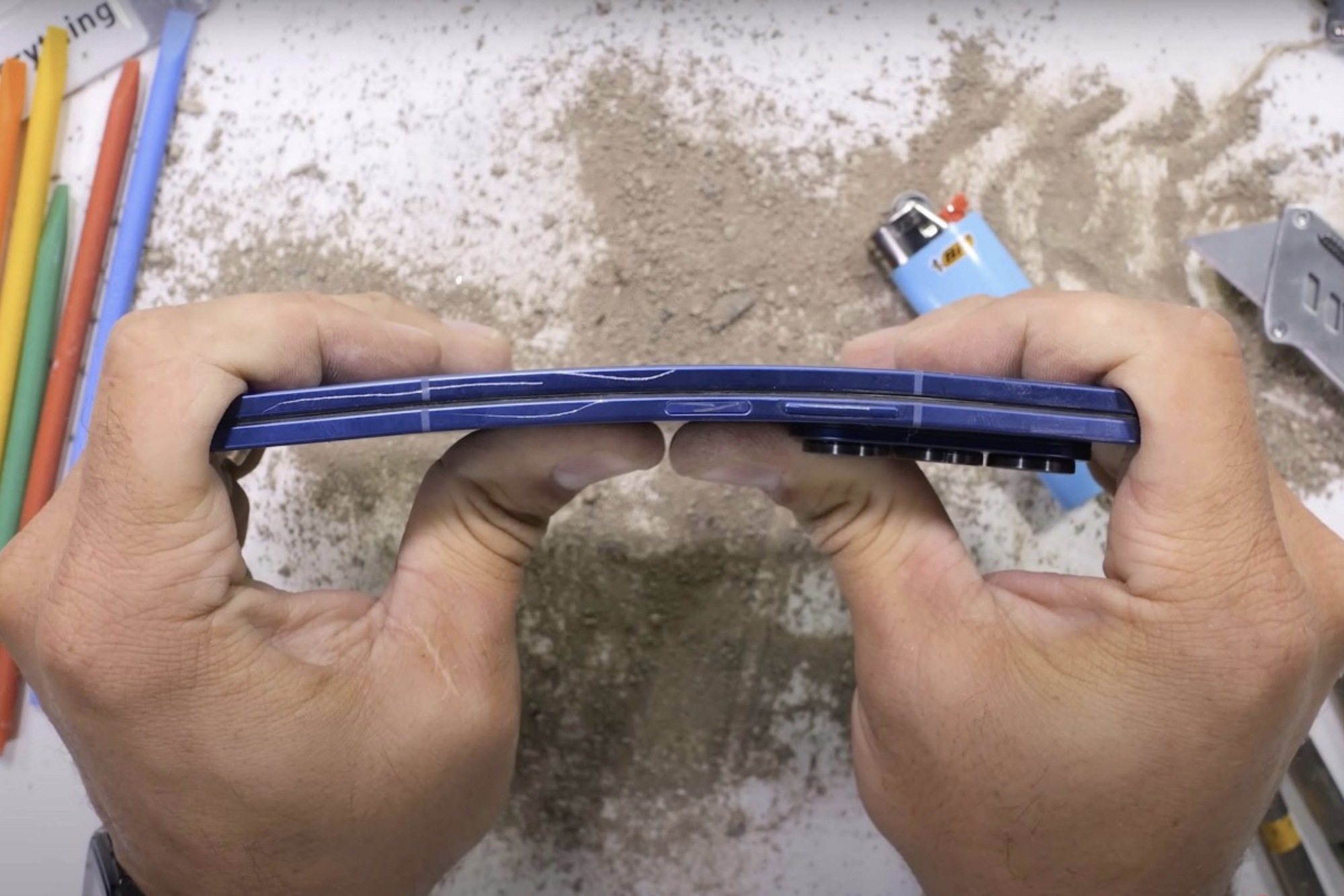 JerryRigEverything tra tấn Galaxy Z Fold7: Thật không thể tin được!- Ảnh 2. JerryRigEverything tra tấn Galaxy Z Fold7: Thật không thể tin được!- Ảnh 2.