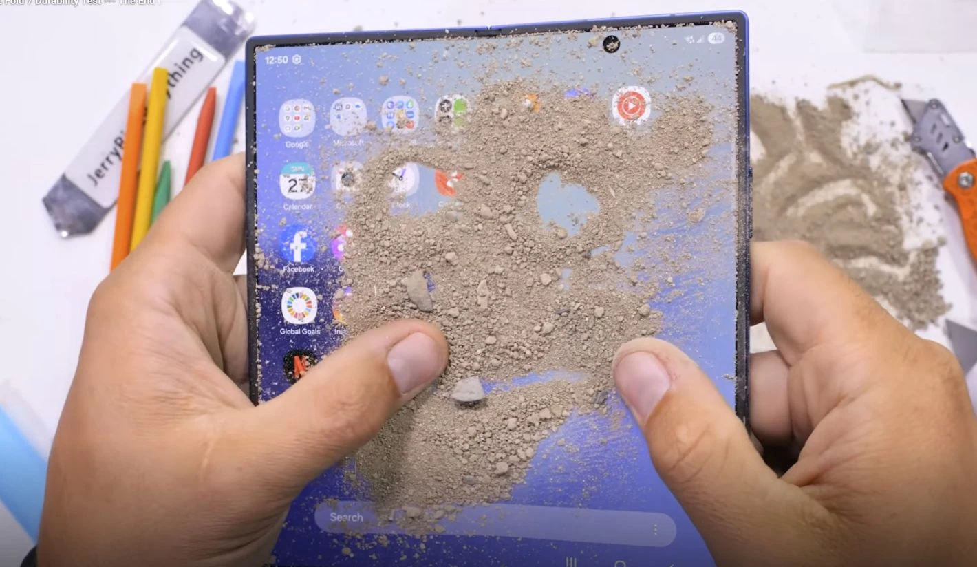 JerryRigEverything tra tấn Galaxy Z Fold7: Thật không thể tin được!- Ảnh 3. JerryRigEverything tra tấn Galaxy Z Fold7: Thật không thể tin được!- Ảnh 3.