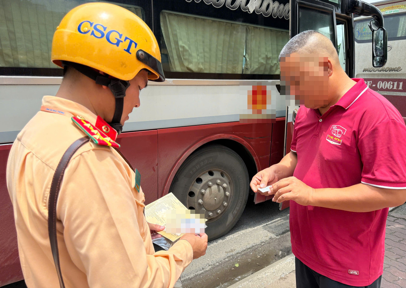 Nếu CSGT không chấp nhận kiểm tra GPLX trên VNeID, người dân có thể phản ánh tới Cục trưởng CSGT- Ảnh 1. Nếu CSGT không chấp nhận kiểm tra GPLX trên VNeID, người dân có thể phản ánh tới Cục trưởng CSGT- Ảnh 1.