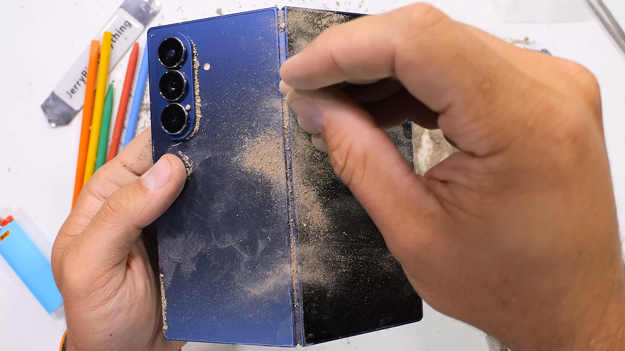 JerryRigEverything tra tấn Galaxy Z Fold7: Thật không thể tin được!- Ảnh 4. JerryRigEverything tra tấn Galaxy Z Fold7: Thật không thể tin được!- Ảnh 4.