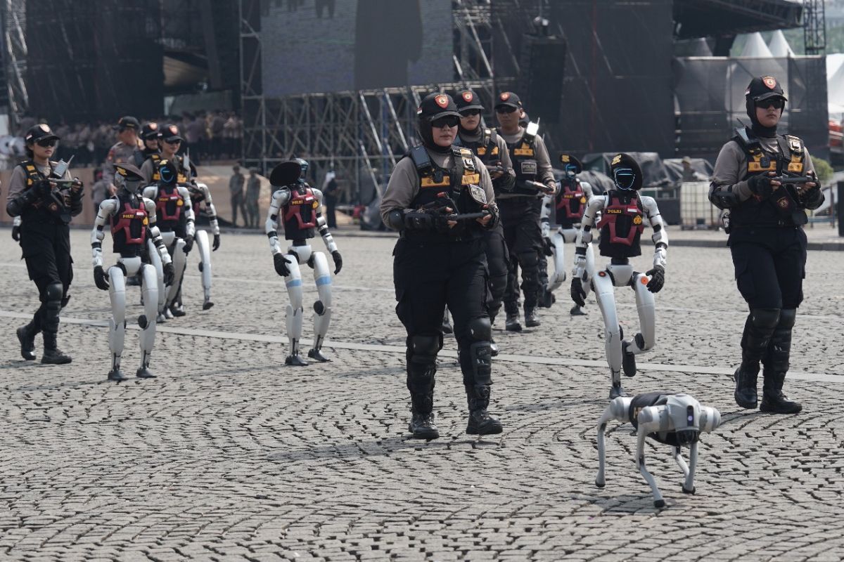 Indonesia ra quân robot cảnh sát nhưng vẫn cần người thật đứng gần điều khiển- Ảnh 2. Indonesia ra quân robot cảnh sát nhưng vẫn cần người thật đứng gần điều khiển- Ảnh 2.