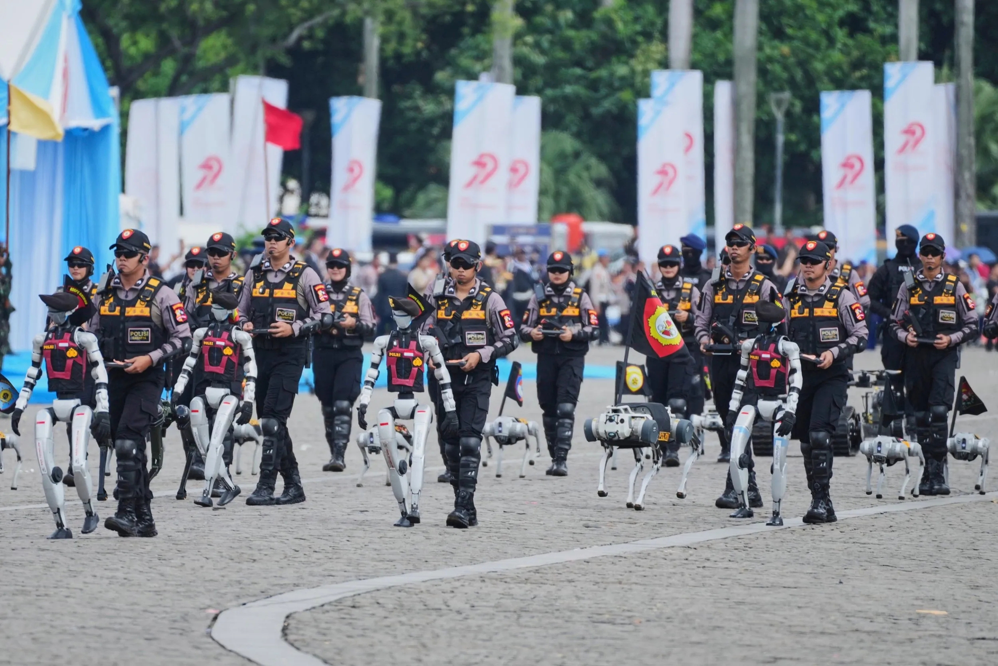 Indonesia ra quân robot cảnh sát nhưng vẫn cần người thật đứng gần điều khiển- Ảnh 3. Indonesia ra quân robot cảnh sát nhưng vẫn cần người thật đứng gần điều khiển- Ảnh 3.