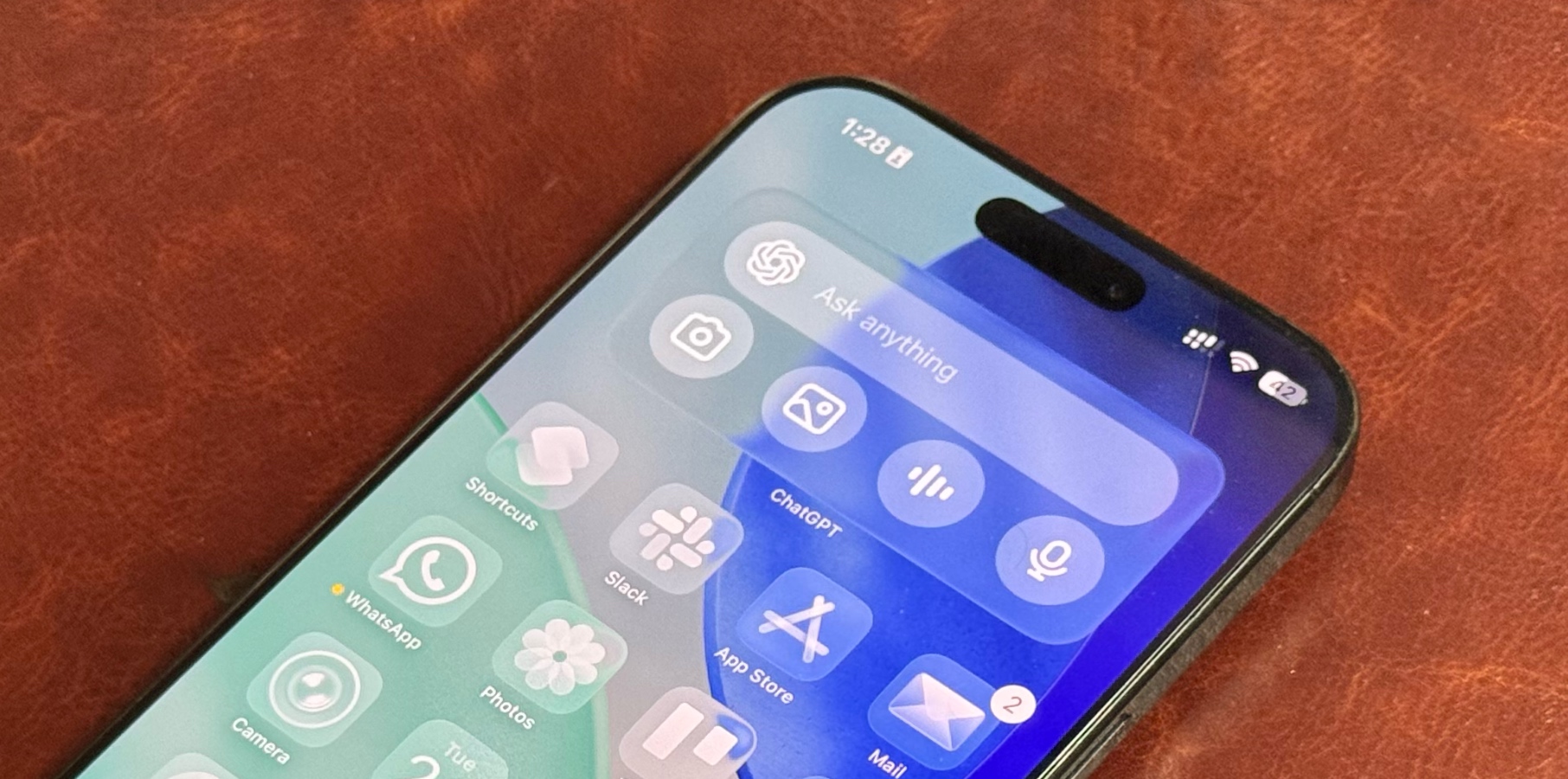 iOS 26 vẫn còn nhiều tính năng chưa công bố, Apple đang ẩn giấu điều gì?- Ảnh 1.