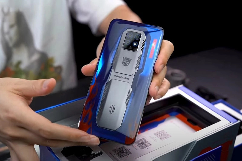 Điện thoại siêu game đời cũ phong cách Transformers, sạc nhanh 135W, tặng kèm quạt tản nhiệt, giá hiện chỉ còn 1 nửa khi ra mắt- Ảnh 2.