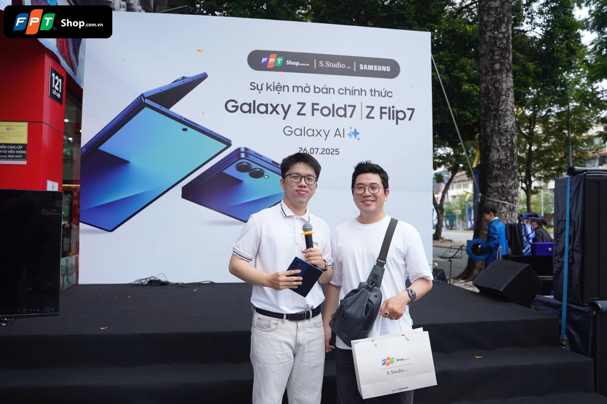 Kỳ lạ: Smartphone gập giá 50 triệu không bán trong cửa hàng mà "ship" tận nhà cho khách dùng thử trước khi "chốt đơn"- Ảnh 5.