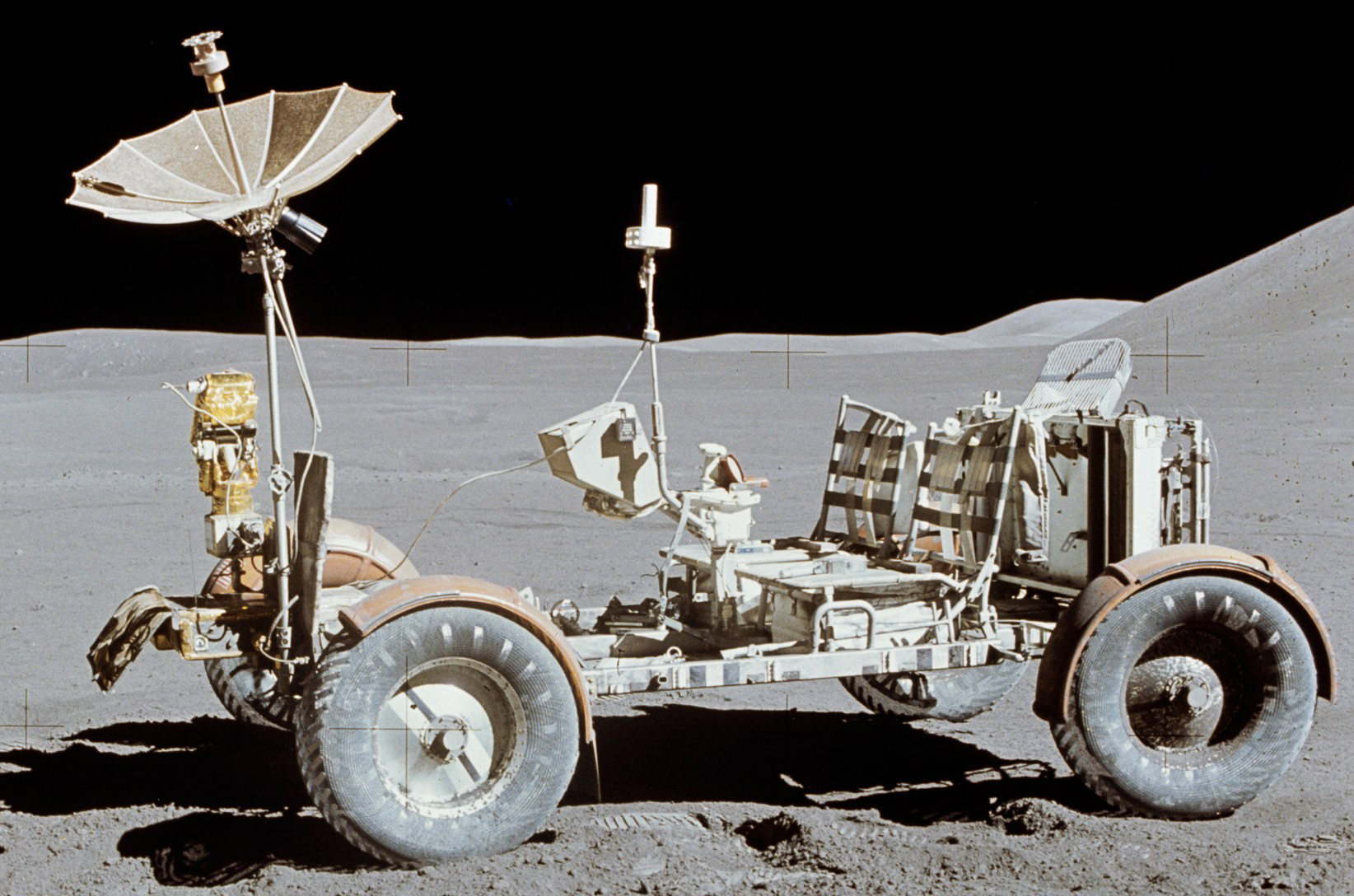 Bỏ lại chiếc xe điện trên Mặt Trăng: NASA đã làm gì vào năm 1971?- Ảnh 2. Bỏ lại chiếc xe điện trên Mặt Trăng: NASA đã làm gì vào năm 1971?- Ảnh 2.