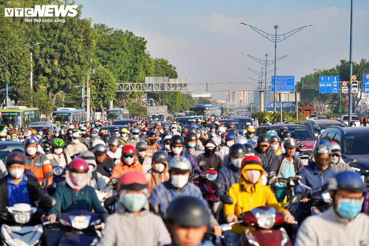 Người dân đồng loạt chuyển sang xe điện, TP.HCM giải quyết xe máy cũ thế nào?- Ảnh 1. Người dân đồng loạt chuyển sang xe điện, TP.HCM giải quyết xe máy cũ thế nào?- Ảnh 1.