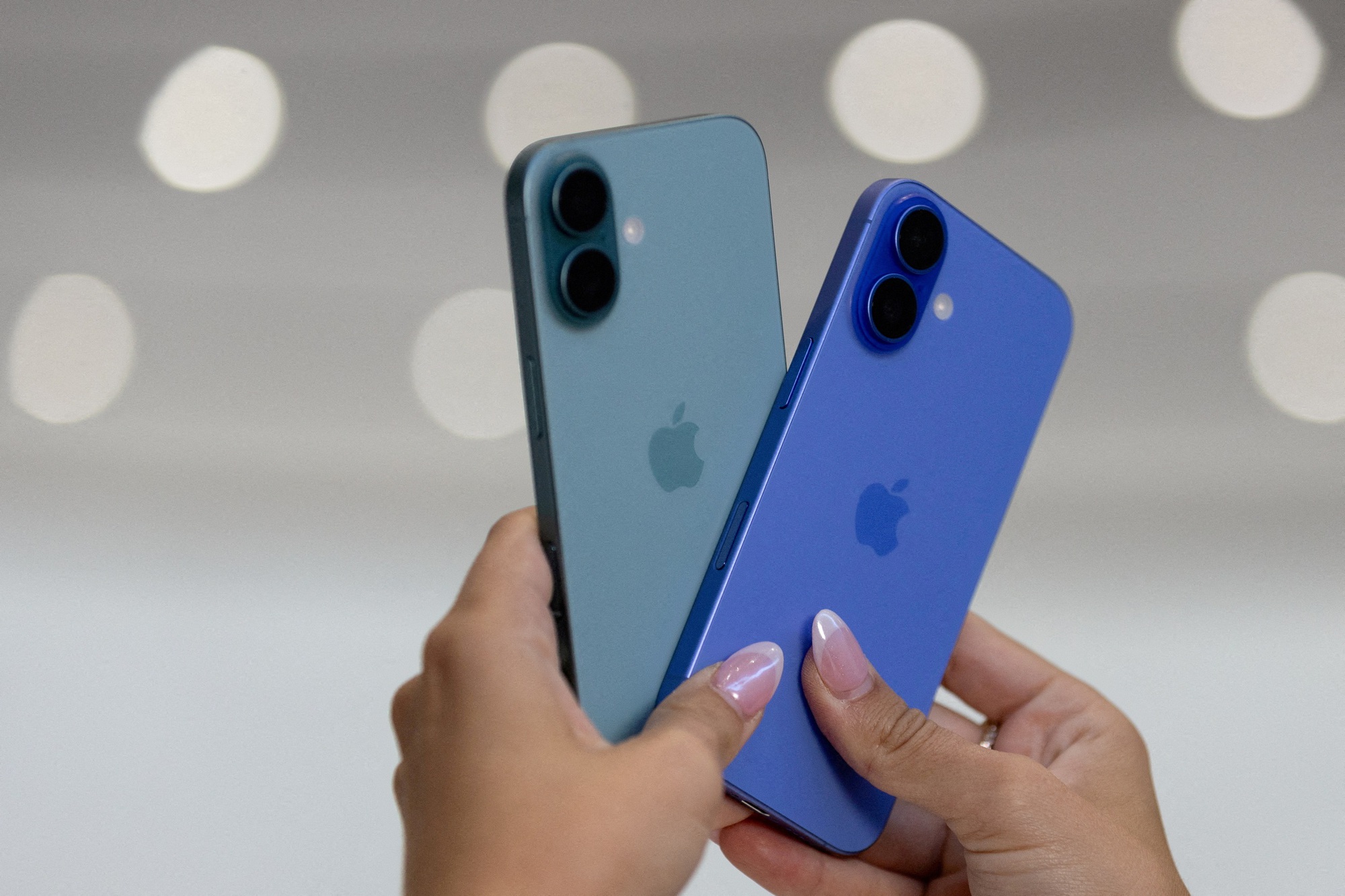 Apple thực sự là công ty phần mềm: Doanh số iPhone không đổi sau 9 năm, mảng dịch vụ mới là "cỗ máy in tiền"- Ảnh 1. Apple thực sự là công ty phần mềm: Doanh số iPhone không đổi sau 9 năm, mảng dịch vụ mới là "cỗ máy in tiền"- Ảnh 1.