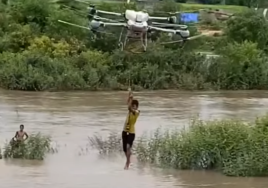 Anh nông dân Gia Lai nhanh trí dùng drone cứu hai em nhỏ kẹt giữa dòng nước xiết- Ảnh 1. Anh nông dân Gia Lai nhanh trí dùng drone cứu hai em nhỏ kẹt giữa dòng nước xiết- Ảnh 1.