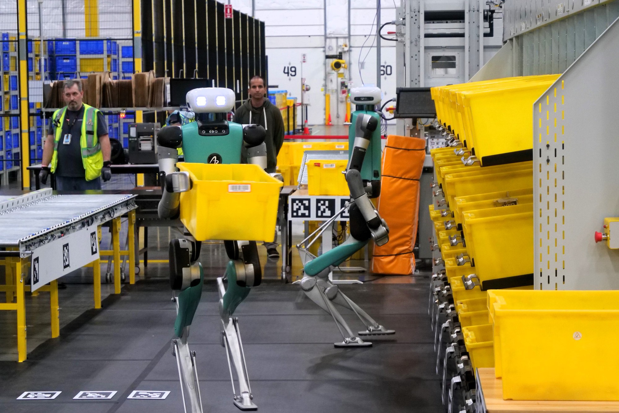 Robot tự hành tại các kho hàng Amazon sắp nhiều bằng con người- Ảnh 1. Robot tự hành tại các kho hàng Amazon sắp nhiều bằng con người- Ảnh 1.