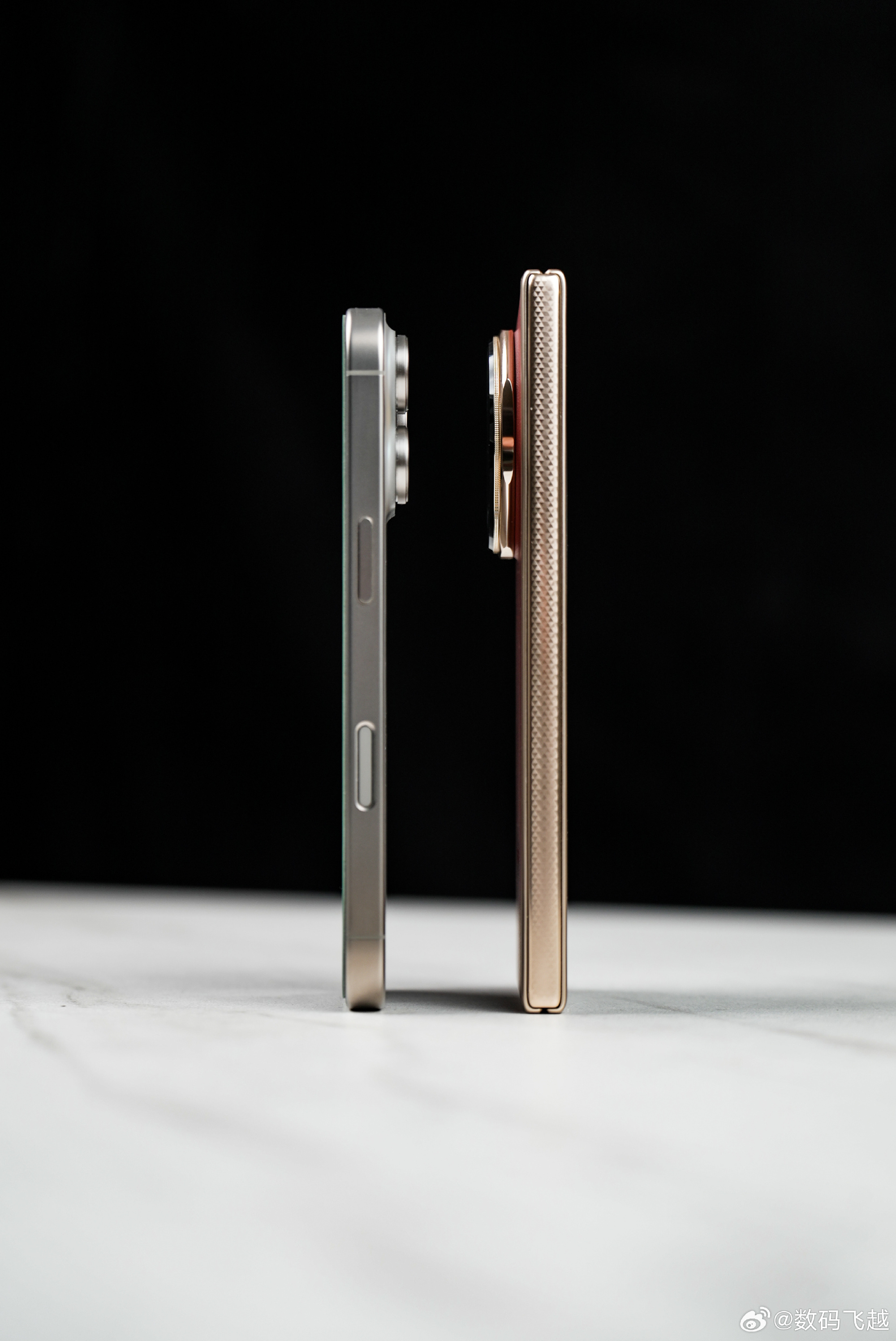 Ảnh thực tế Honor Magic V5: Điện thoại gập mỏng nhất, pin “khủng”, Snapdragon 8 Elite khiến Samsung phải dè chừng- Ảnh 11. Ảnh thực tế Honor Magic V5: Điện thoại gập mỏng nhất, pin “khủng”, Snapdragon 8 Elite khiến Samsung phải dè chừng- Ảnh 11.