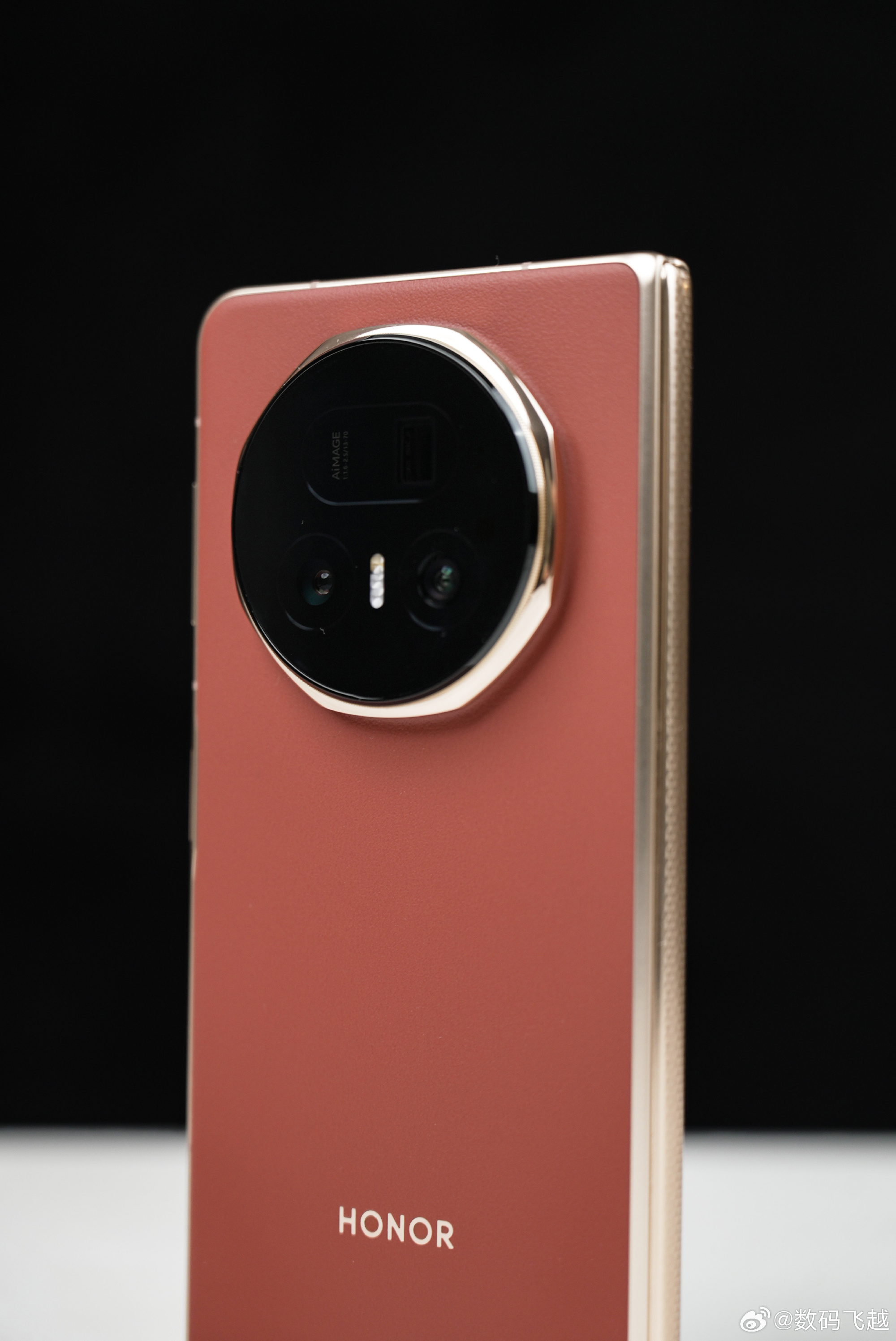 Ảnh thực tế Honor Magic V5: Điện thoại gập mỏng nhất, pin “khủng”, Snapdragon 8 Elite khiến Samsung phải dè chừng- Ảnh 8. Ảnh thực tế Honor Magic V5: Điện thoại gập mỏng nhất, pin “khủng”, Snapdragon 8 Elite khiến Samsung phải dè chừng- Ảnh 8.