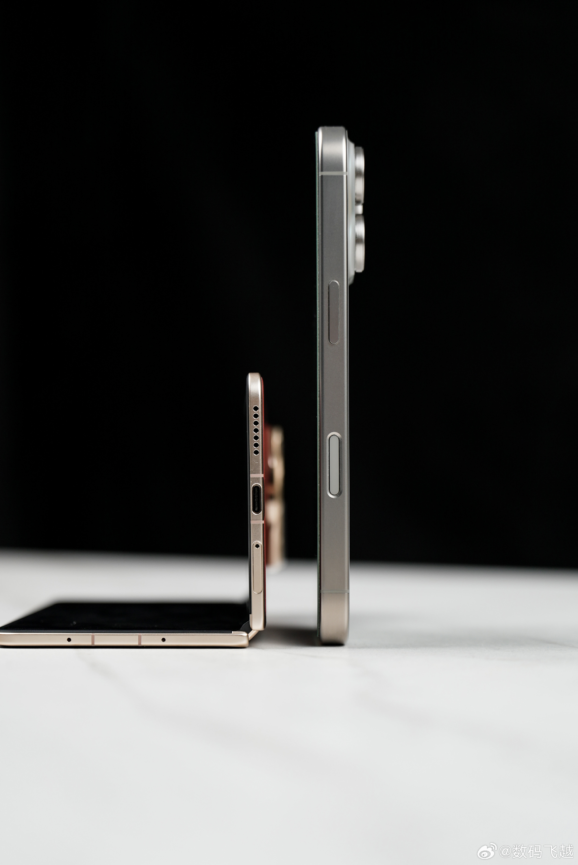Ảnh thực tế Honor Magic V5: Điện thoại gập mỏng nhất, pin “khủng”, Snapdragon 8 Elite khiến Samsung phải dè chừng- Ảnh 12. Ảnh thực tế Honor Magic V5: Điện thoại gập mỏng nhất, pin “khủng”, Snapdragon 8 Elite khiến Samsung phải dè chừng- Ảnh 12.