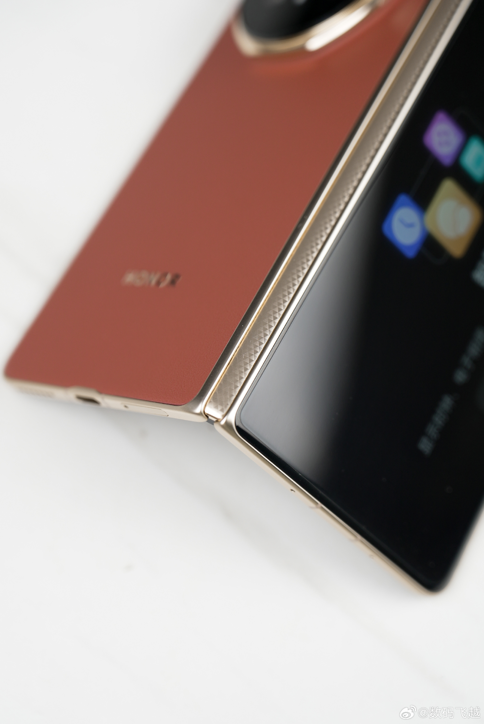 Ảnh thực tế Honor Magic V5: Điện thoại gập mỏng nhất, pin “khủng”, Snapdragon 8 Elite khiến Samsung phải dè chừng- Ảnh 7. Ảnh thực tế Honor Magic V5: Điện thoại gập mỏng nhất, pin “khủng”, Snapdragon 8 Elite khiến Samsung phải dè chừng- Ảnh 7.