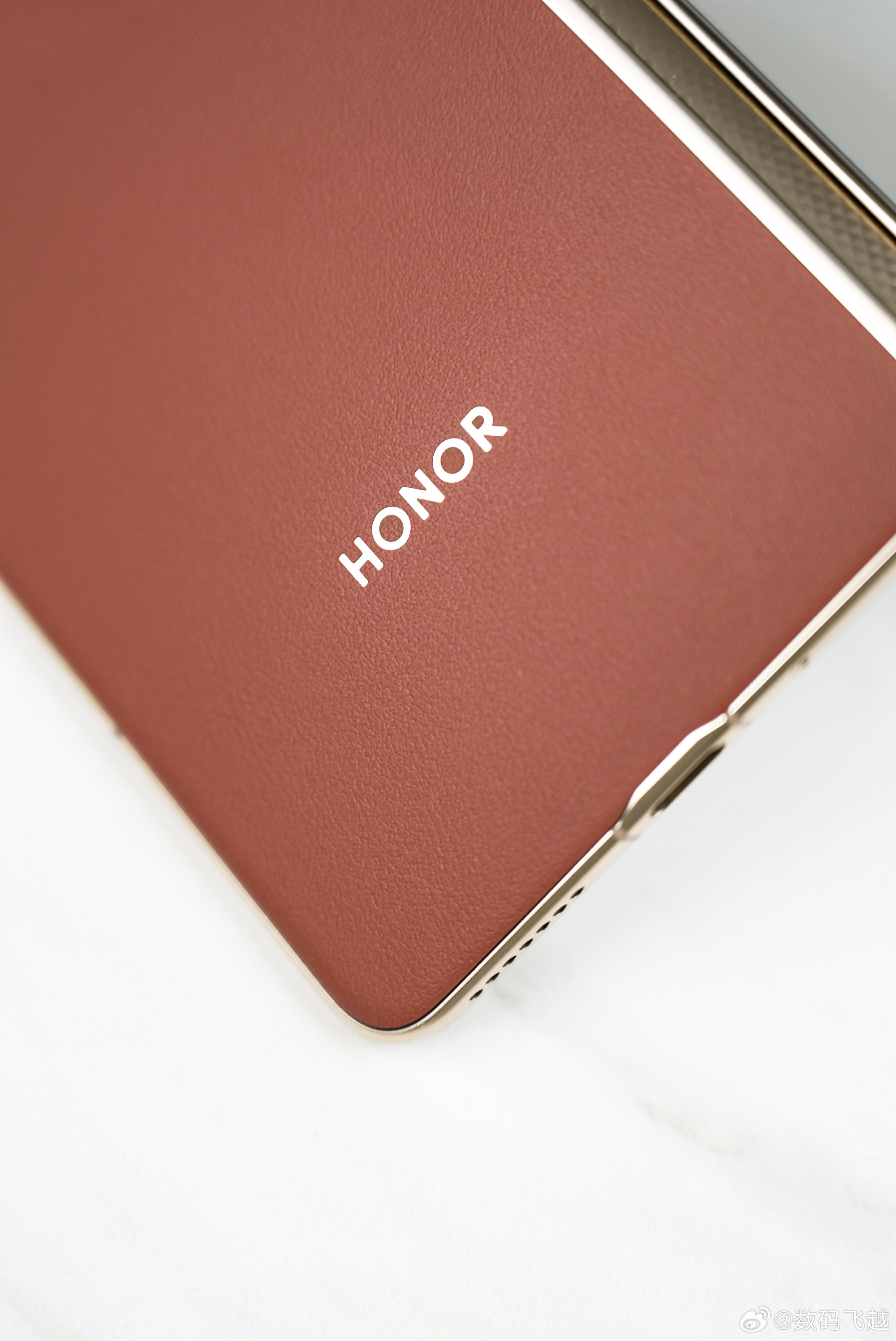 Ảnh thực tế Honor Magic V5: Điện thoại gập mỏng nhất, pin “khủng”, Snapdragon 8 Elite khiến Samsung phải dè chừng- Ảnh 9. Ảnh thực tế Honor Magic V5: Điện thoại gập mỏng nhất, pin “khủng”, Snapdragon 8 Elite khiến Samsung phải dè chừng- Ảnh 9.