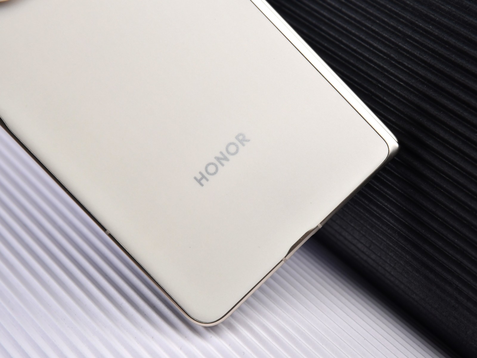 Ảnh thực tế Honor Magic V5: Điện thoại gập mỏng nhất, pin “khủng”, Snapdragon 8 Elite khiến Samsung phải dè chừng- Ảnh 2. Ảnh thực tế Honor Magic V5: Điện thoại gập mỏng nhất, pin “khủng”, Snapdragon 8 Elite khiến Samsung phải dè chừng- Ảnh 2.