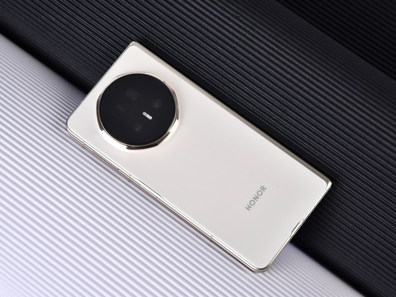 Ảnh thực tế Honor Magic V5: Điện thoại gập mỏng nhất, pin “khủng”, Snapdragon 8 Elite khiến Samsung phải dè chừng- Ảnh 1. Ảnh thực tế Honor Magic V5: Điện thoại gập mỏng nhất, pin “khủng”, Snapdragon 8 Elite khiến Samsung phải dè chừng- Ảnh 1.