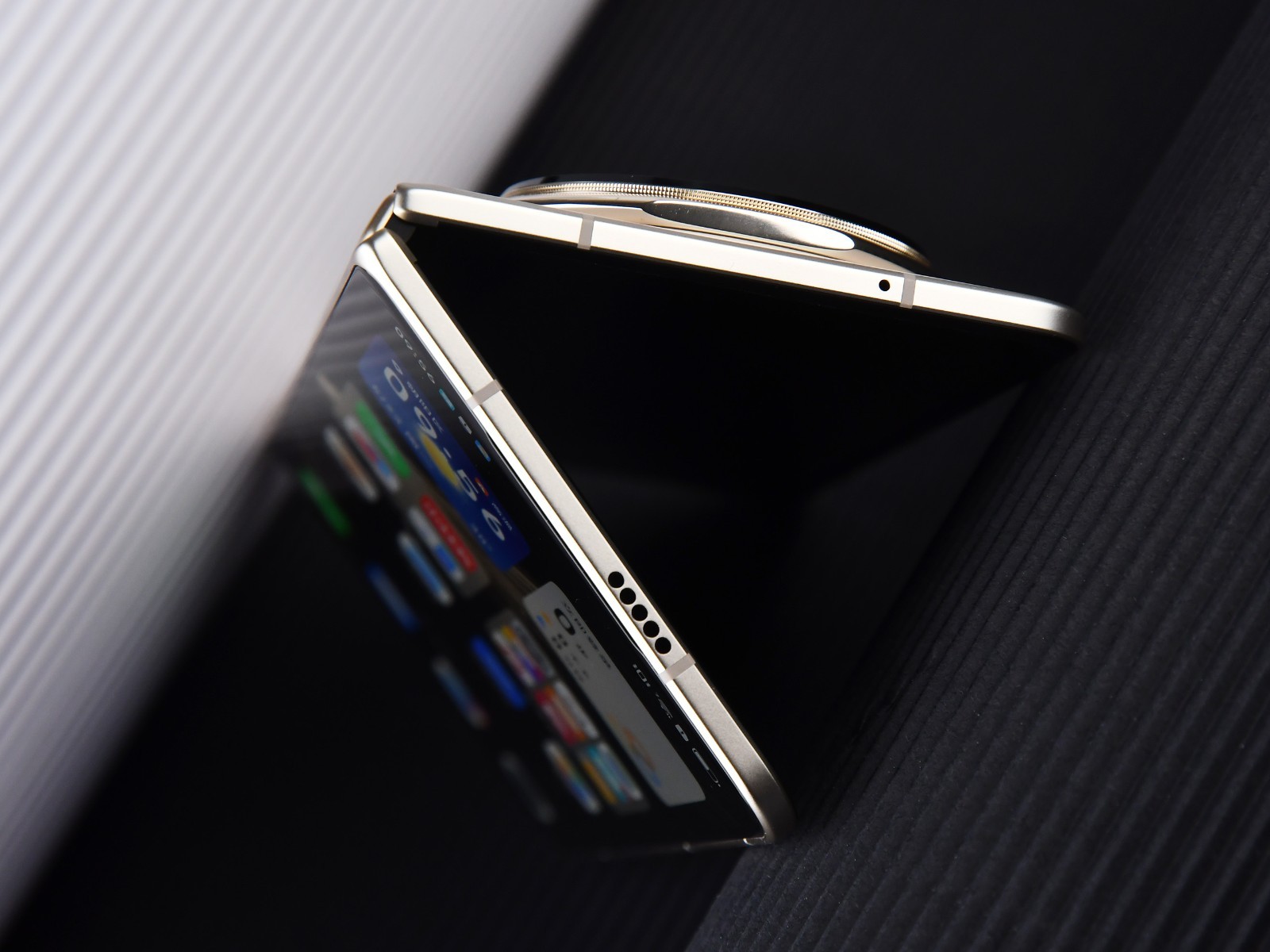 Ảnh thực tế Honor Magic V5: Điện thoại gập mỏng nhất, pin “khủng”, Snapdragon 8 Elite khiến Samsung phải dè chừng- Ảnh 13. Ảnh thực tế Honor Magic V5: Điện thoại gập mỏng nhất, pin “khủng”, Snapdragon 8 Elite khiến Samsung phải dè chừng- Ảnh 13.