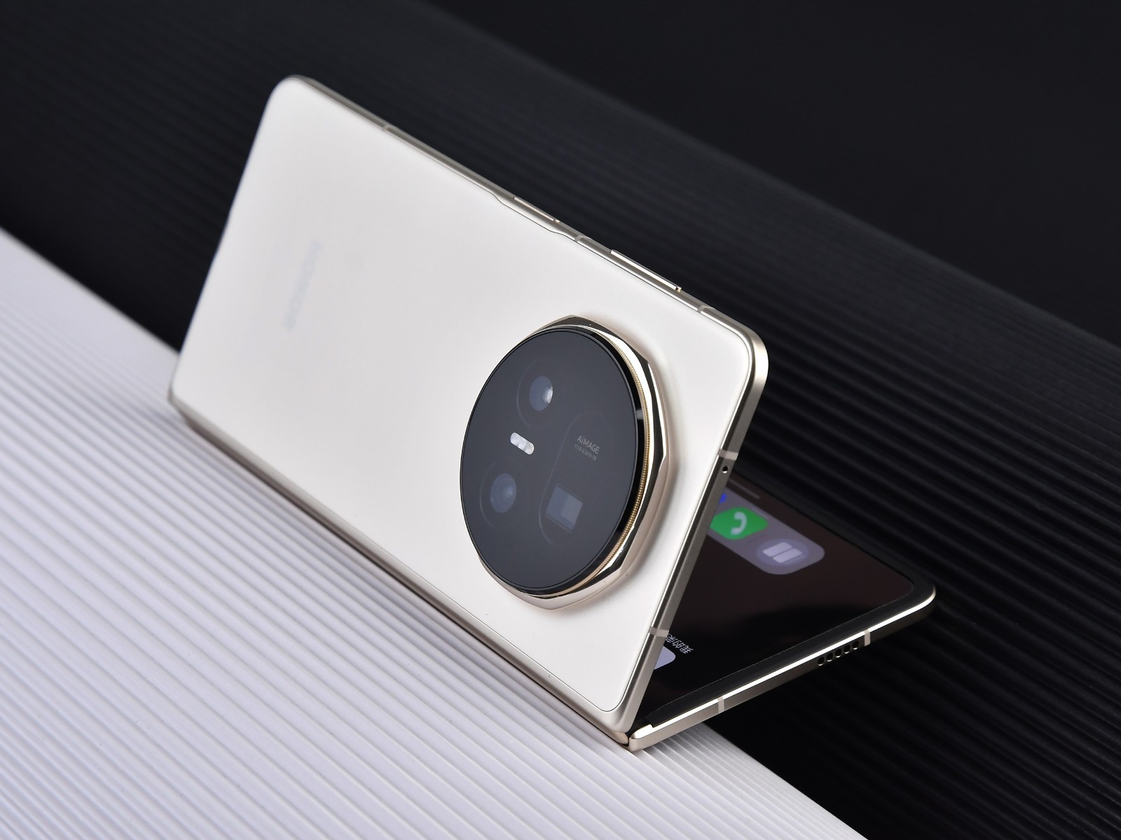 Ảnh thực tế Honor Magic V5: Điện thoại gập mỏng nhất, pin “khủng”, Snapdragon 8 Elite khiến Samsung phải dè chừng- Ảnh 4. Ảnh thực tế Honor Magic V5: Điện thoại gập mỏng nhất, pin “khủng”, Snapdragon 8 Elite khiến Samsung phải dè chừng- Ảnh 4.