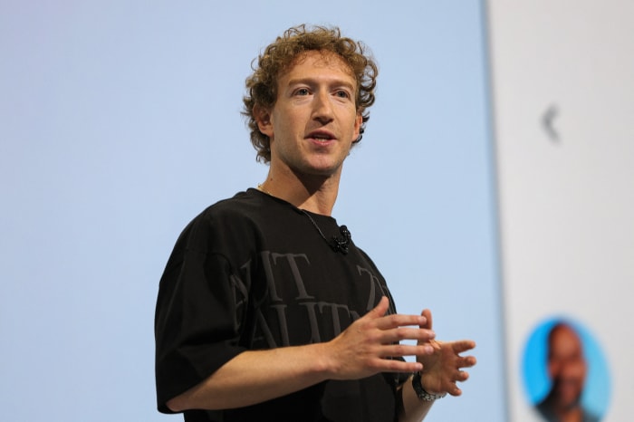 Chuyện nực cười tại Nhà Trắng: Tổng thống Trump đang bàn về phi cơ tối mật thì Mark Zuckerberg tất bật đi vào- Ảnh 1. Chuyện nực cười tại Nhà Trắng: Tổng thống Trump đang bàn về phi cơ tối mật thì Mark Zuckerberg tất bật đi vào- Ảnh 1.