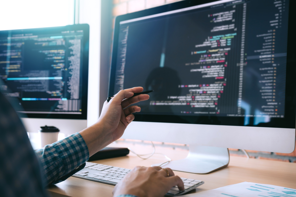 CEO GitHub: Không sa thải kỹ sư phần mềm trong thời đại AI, đây mới là điều các công ty "thông minh nhất" nên làm- Ảnh 2.