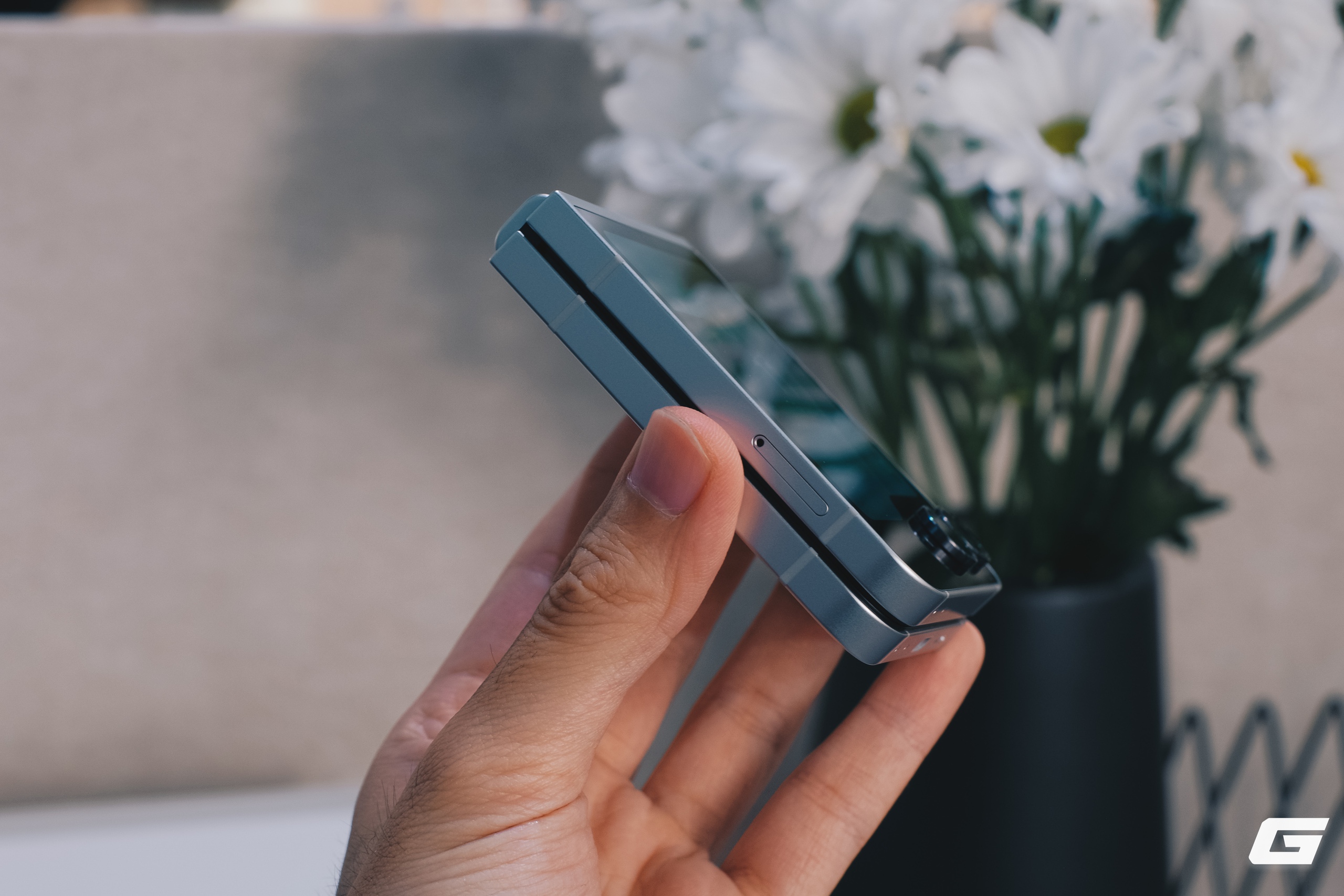 Trên tay Galaxy Z Flip7 FE: Samsung làm điện thoại gập 