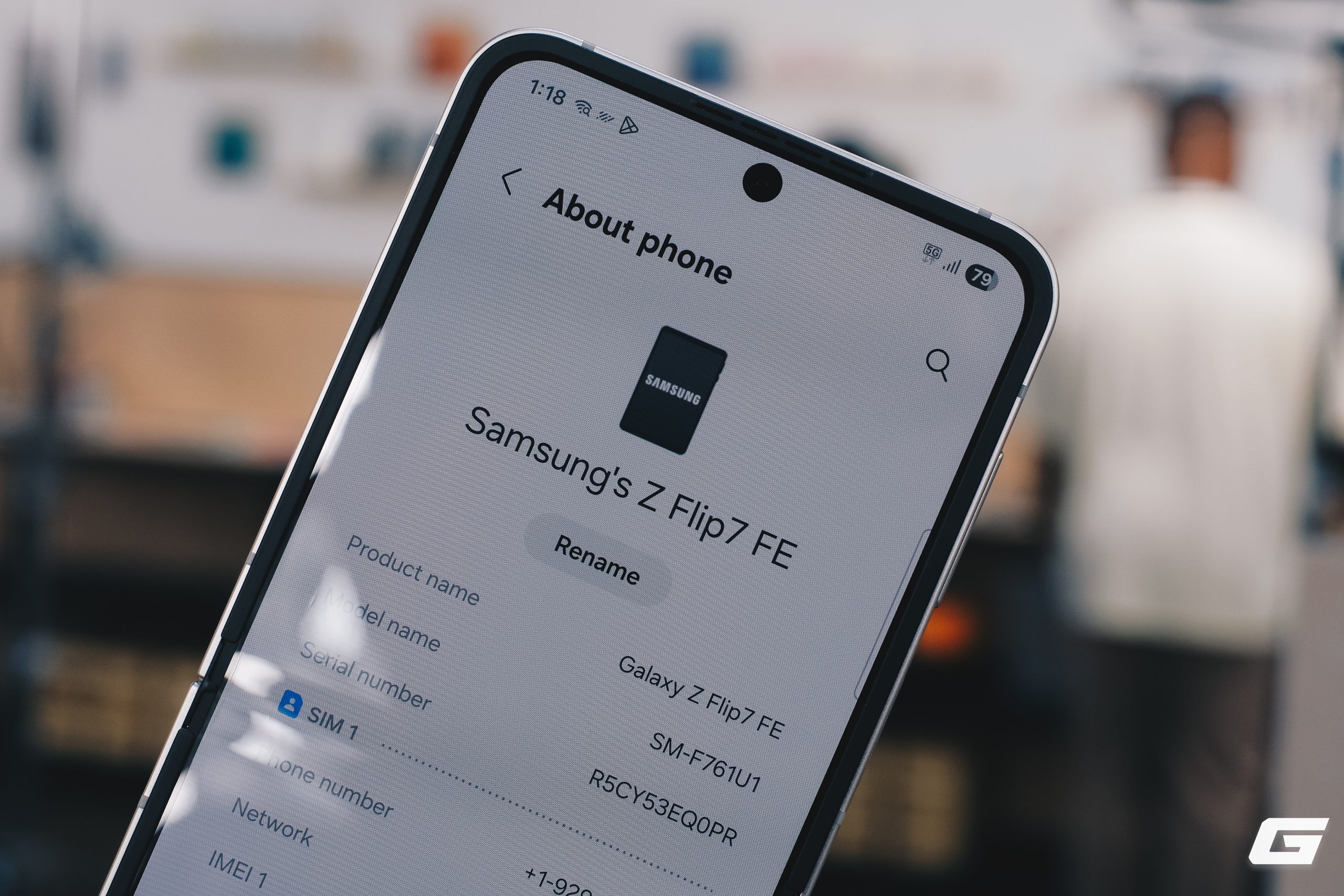 Trên tay Galaxy Z Flip7 FE: Samsung làm điện thoại gập 