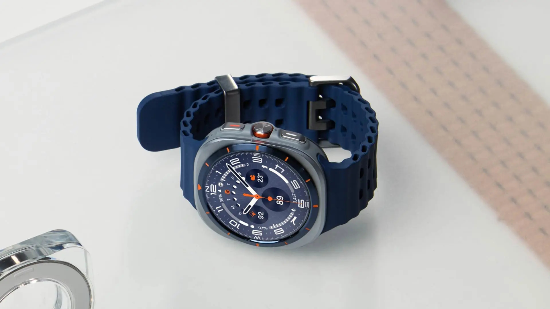 Samsung giới thiệu Galaxy Watch Ultra phiên bản mới: Thêm màu mới, bộ nhớ gấp đôi nhưng không nhiều thay đổi- Ảnh 1.