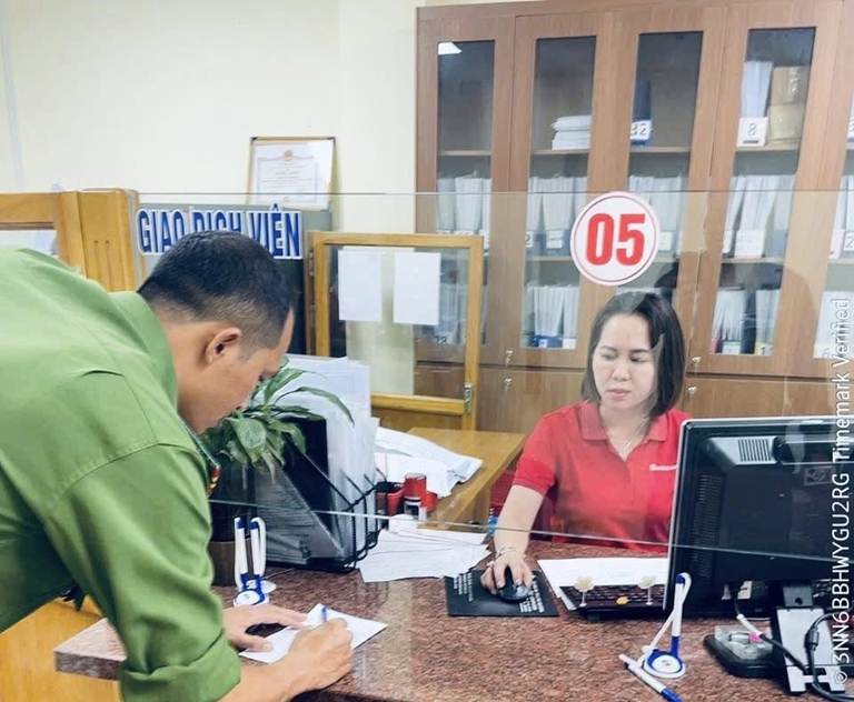 Cụ bà 76 tuổi mang 1 mẩu giấy và 100 triệu đồng tiền tiết kiệm đến ngân hàng để chuyển khoản: Nhân viên Agribank lập tức liên hệ công an đến làm việc- Ảnh 3. Cụ bà 76 tuổi mang 1 mẩu giấy và 100 triệu đồng tiền tiết kiệm đến ngân hàng để chuyển khoản: Nhân viên Agribank lập tức liên hệ công an đến làm việc- Ảnh 3.