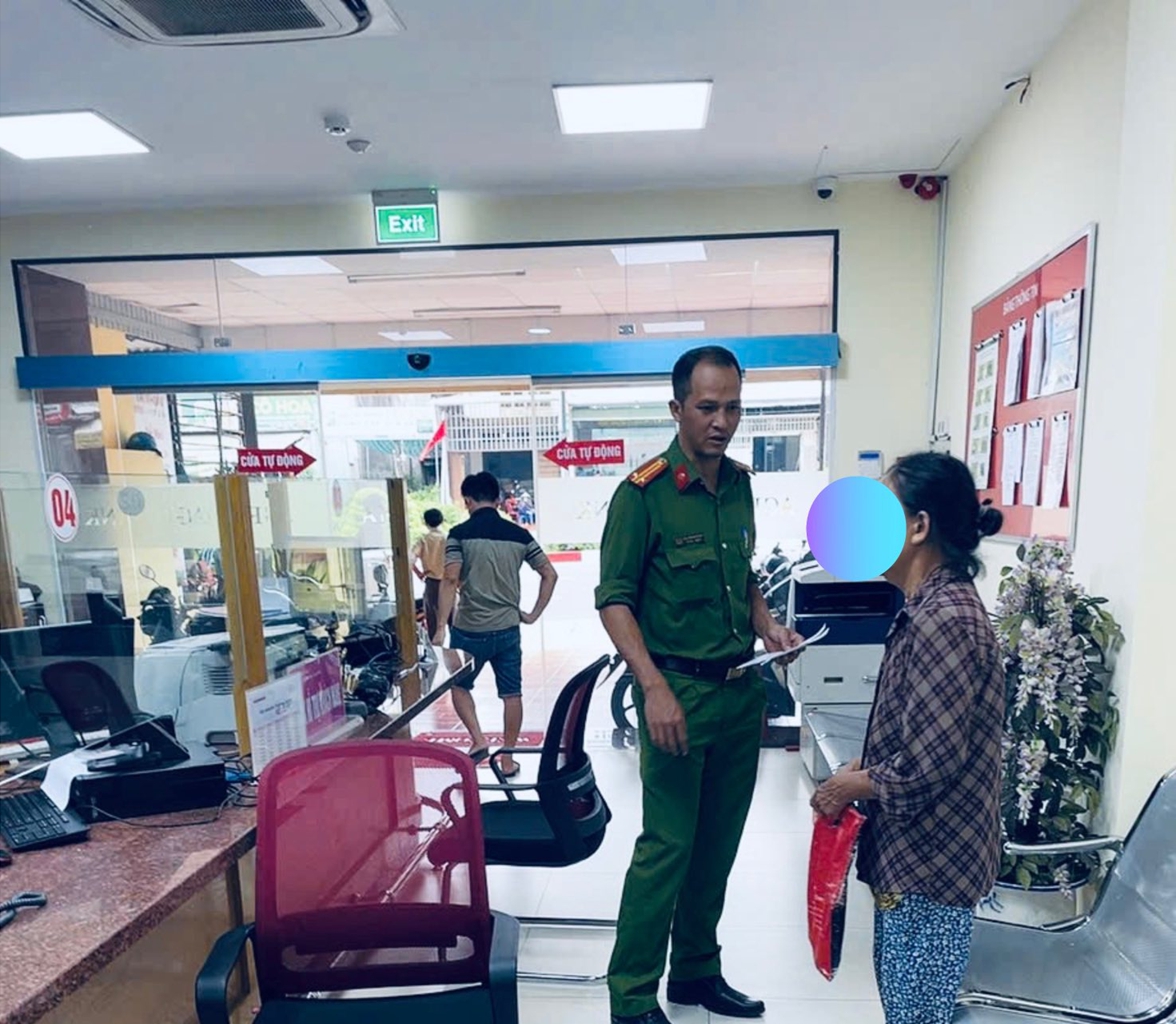 Cụ bà 76 tuổi mang 1 mẩu giấy và 100 triệu đồng tiền tiết kiệm đến ngân hàng để chuyển khoản: Nhân viên Agribank lập tức liên hệ công an đến làm việc- Ảnh 4. Cụ bà 76 tuổi mang 1 mẩu giấy và 100 triệu đồng tiền tiết kiệm đến ngân hàng để chuyển khoản: Nhân viên Agribank lập tức liên hệ công an đến làm việc- Ảnh 4.