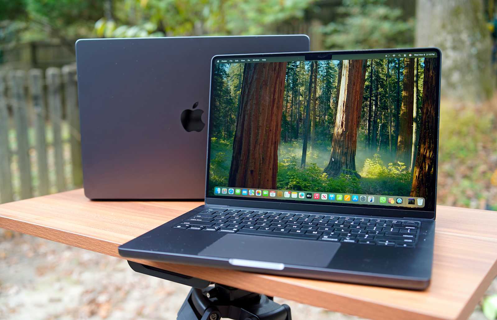 MacBook Pro thế hệ tiếp theo sẽ có màn hình OLED và Dynamic Island?- Ảnh 1.