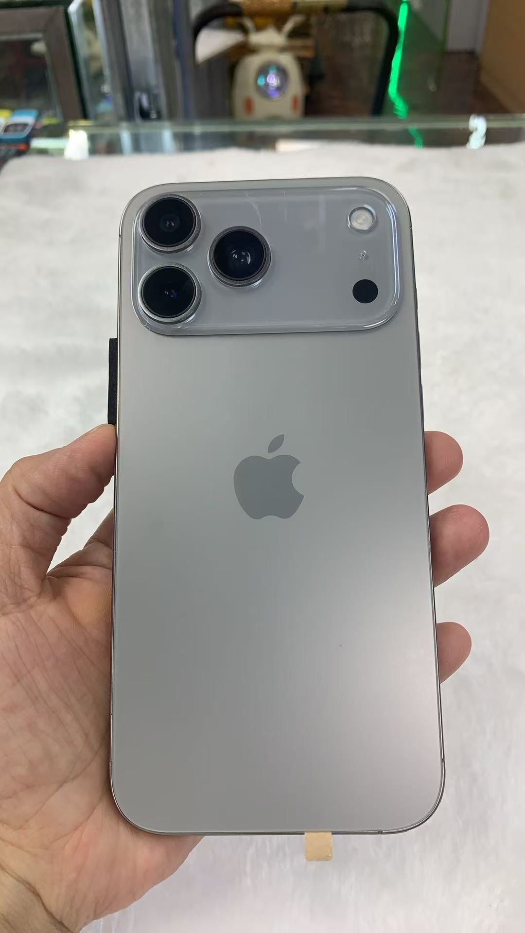 Xuất hiện iPhone 17 Pro nhái chạy Android: Thiết kế y hệt, cũng có Dynamic Island nhưng nhìn là biết hàng "đểu"- Ảnh 1.