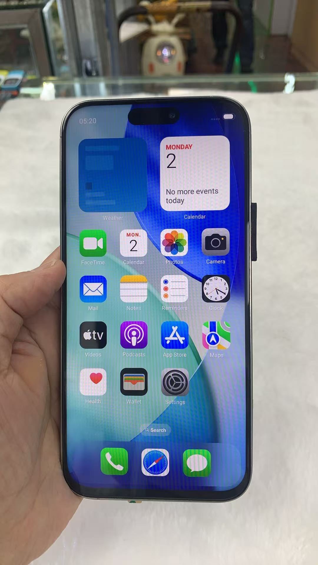 Xuất hiện iPhone 17 Pro nhái chạy Android: Thiết kế y hệt, cũng có Dynamic Island nhưng nhìn là biết hàng "đểu"- Ảnh 2.