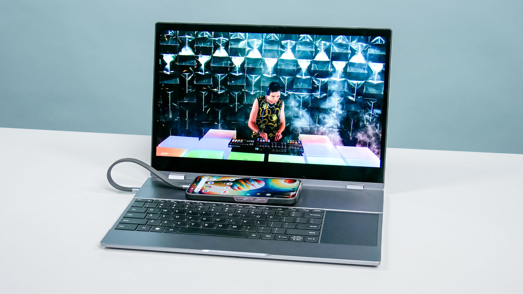 Đã đến lúc hồi sinh phụ kiện biến smartphone thành laptop- Ảnh 2. Đã đến lúc hồi sinh phụ kiện biến smartphone thành laptop- Ảnh 2.