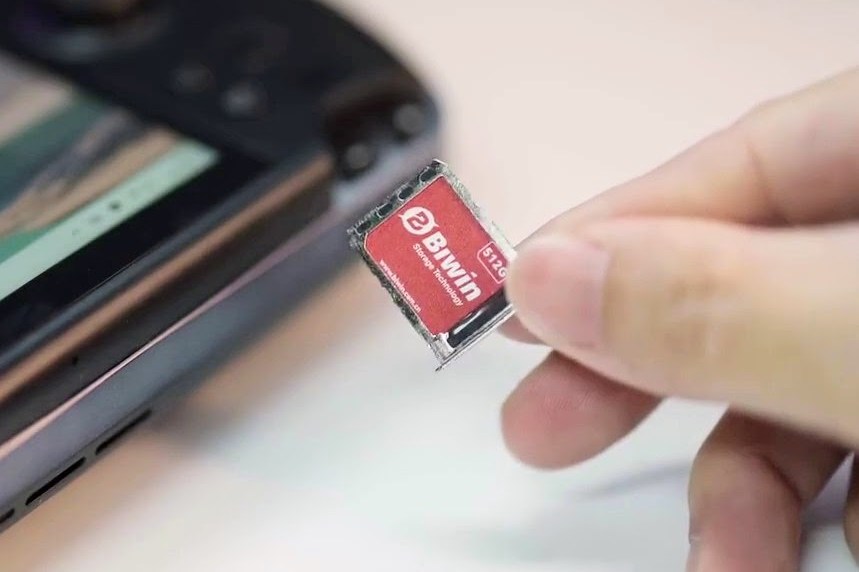 Trung Quốc chuẩn bị mở bán SSD nhỏ như thẻ SIM, tháo lắp cũng dùng que chọc SIM luôn mới lạ!- Ảnh 1.