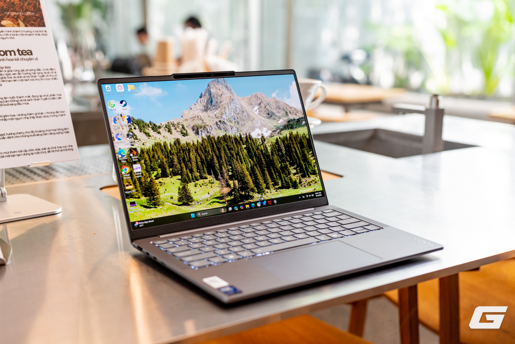 Trải nghiệm nhanh Lenovo Yoga Slim 7i Aura Edition Gen 10: Laptop hợp tác chiến lược với Intel có gì khác biệt?- Ảnh 1.