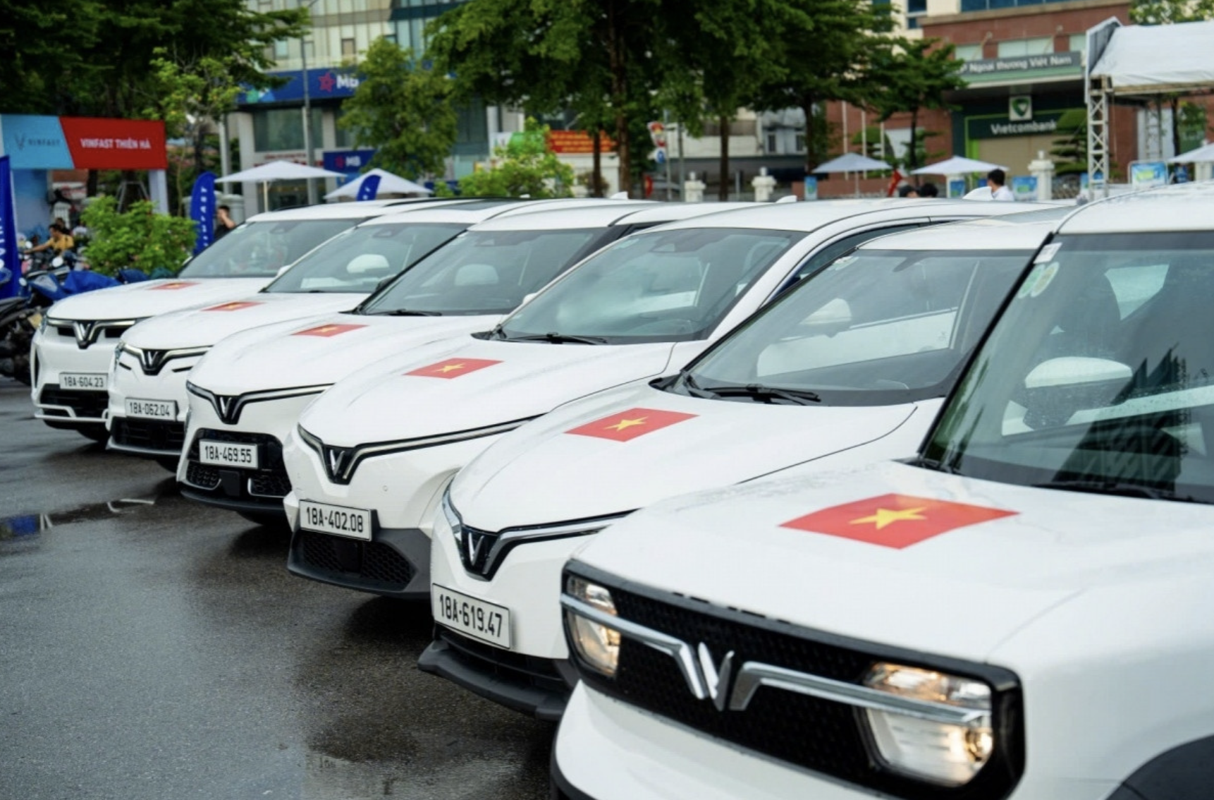 Hãng xe của tỷ phú Phạm Nhật Vượng tặng 100.000 bộ decal cờ đỏ sao vàng cho khách hàng toàn quốc- Ảnh 1.