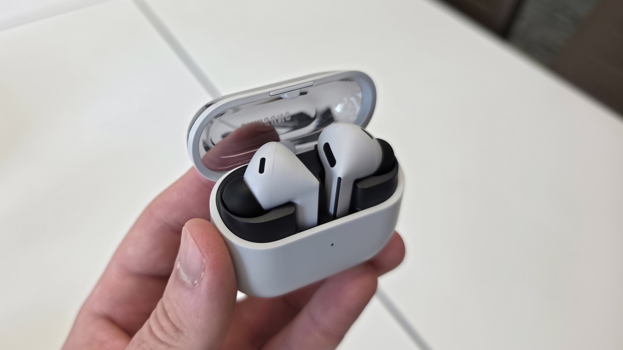 Tai nghe Galaxy Buds 3 FE ra mắt: Thiết kế mới, có chống ồn ANC xịn, tích hợp AI, giá 3,9 triệu đồng- Ảnh 4.