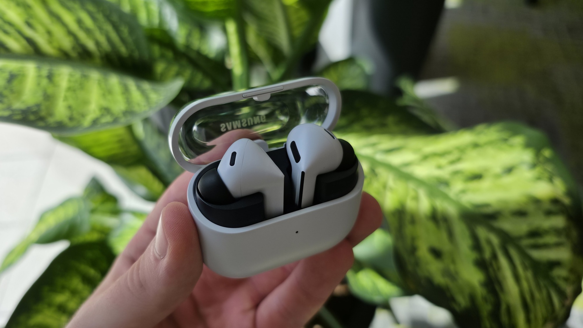 Tai nghe Galaxy Buds 3 FE ra mắt: Thiết kế mới, có chống ồn ANC xịn, tích hợp AI, giá 3,9 triệu đồng- Ảnh 1.