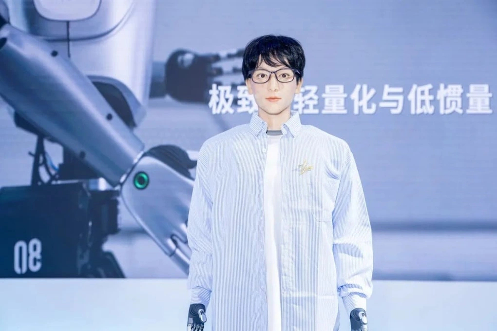 Trung Quốc cho robot đi học tiến sĩ nghệ thuật, được khen đẹp trai, nếu học không xong bị cho vào bảo tàng- Ảnh 2.