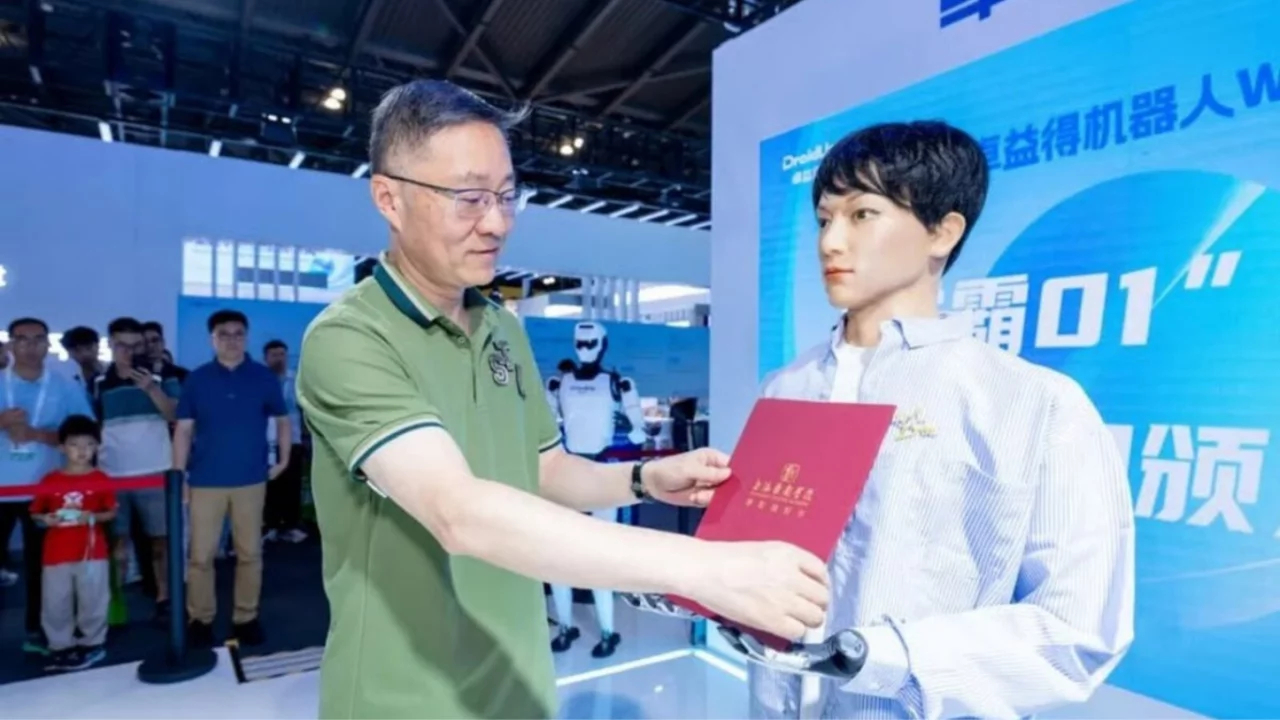 Trung Quốc cho robot đi học tiến sĩ nghệ thuật, được khen đẹp trai, nếu học không xong bị cho vào bảo tàng- Ảnh 1.