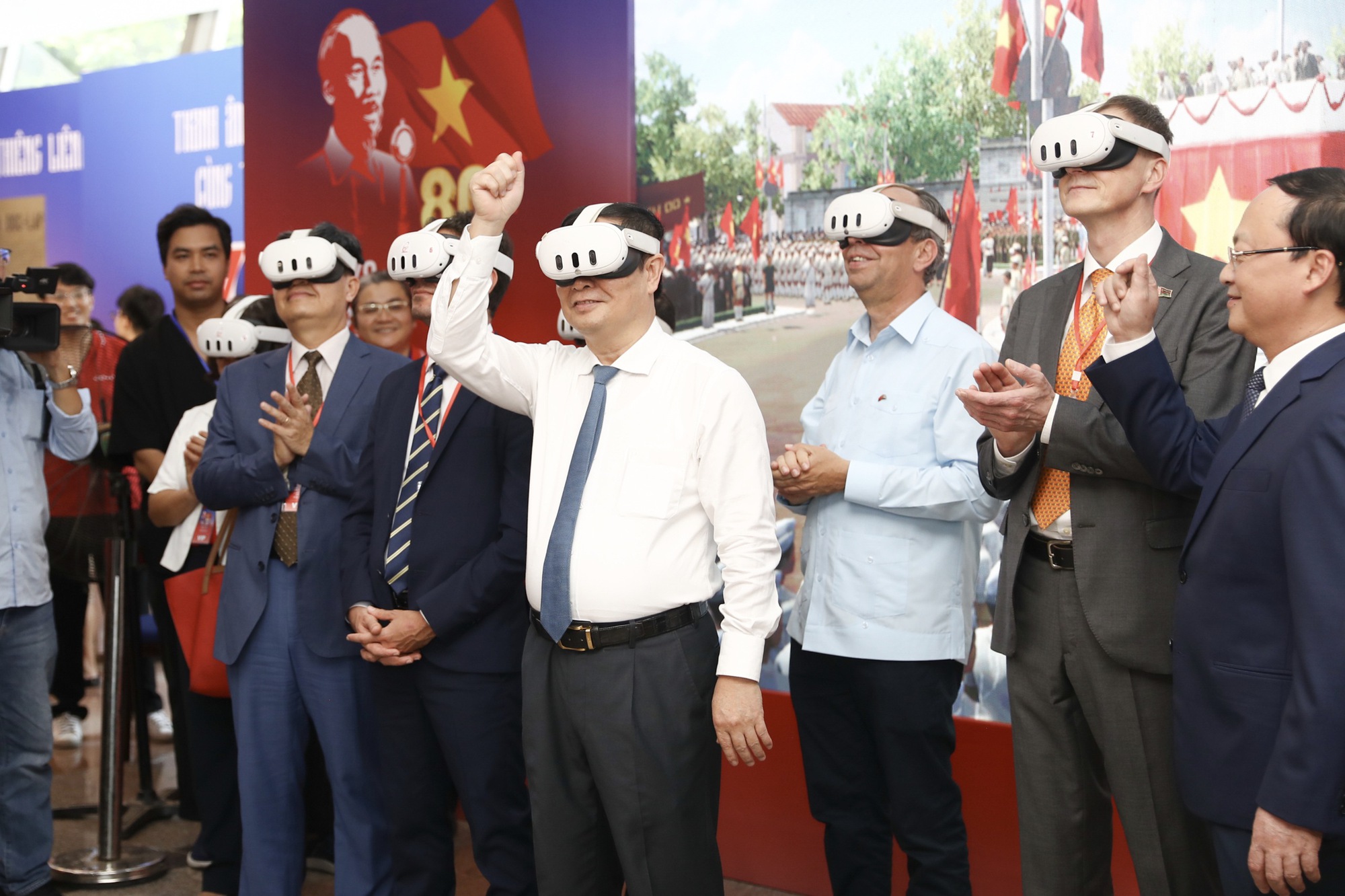 VOV ra mắt dự án VR tái hiện khoảnh khắc lịch sử 2/9: “Trở về thời khắc thiêng liêng”- Ảnh 3. VOV ra mắt dự án VR tái hiện khoảnh khắc lịch sử 2/9: “Trở về thời khắc thiêng liêng”- Ảnh 3.