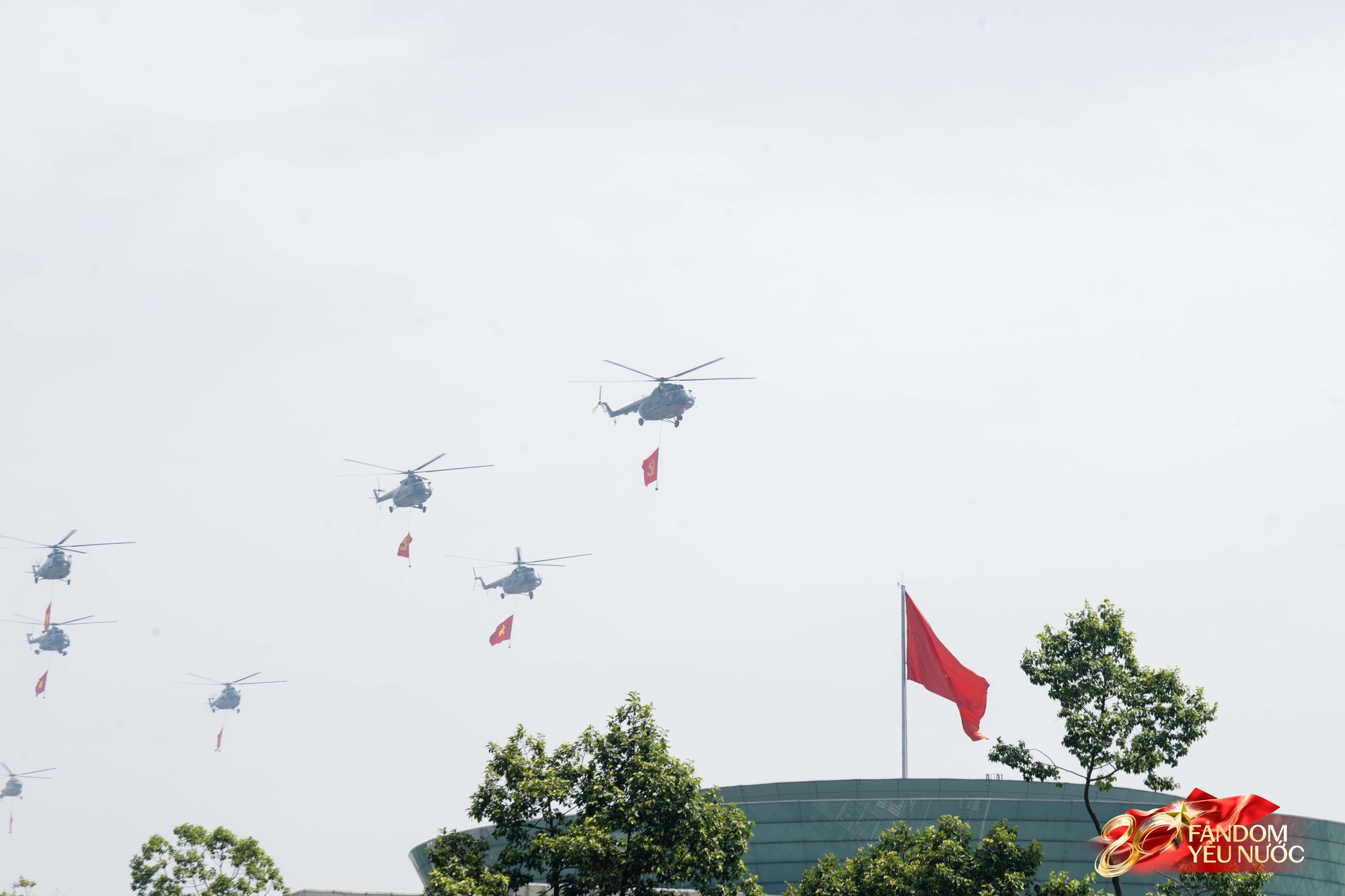 Hà Nội đổ mưa bất ngờ, "khối yêu nước" vẫn kiên trì bám trụ chỗ đẹp chờ xem tổng hợp luyện tối nay- Ảnh 12. Hà Nội đổ mưa bất ngờ, "khối yêu nước" vẫn kiên trì bám trụ chỗ đẹp chờ xem tổng hợp luyện tối nay- Ảnh 12.