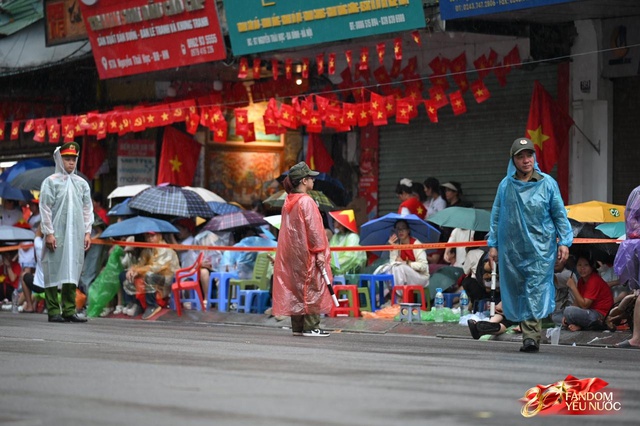 Hà Nội đổ mưa bất ngờ, "khối yêu nước" vẫn kiên trì bám trụ chỗ đẹp chờ xem tổng hợp luyện tối nay- Ảnh 5. Hà Nội đổ mưa bất ngờ, "khối yêu nước" vẫn kiên trì bám trụ chỗ đẹp chờ xem tổng hợp luyện tối nay- Ảnh 5.