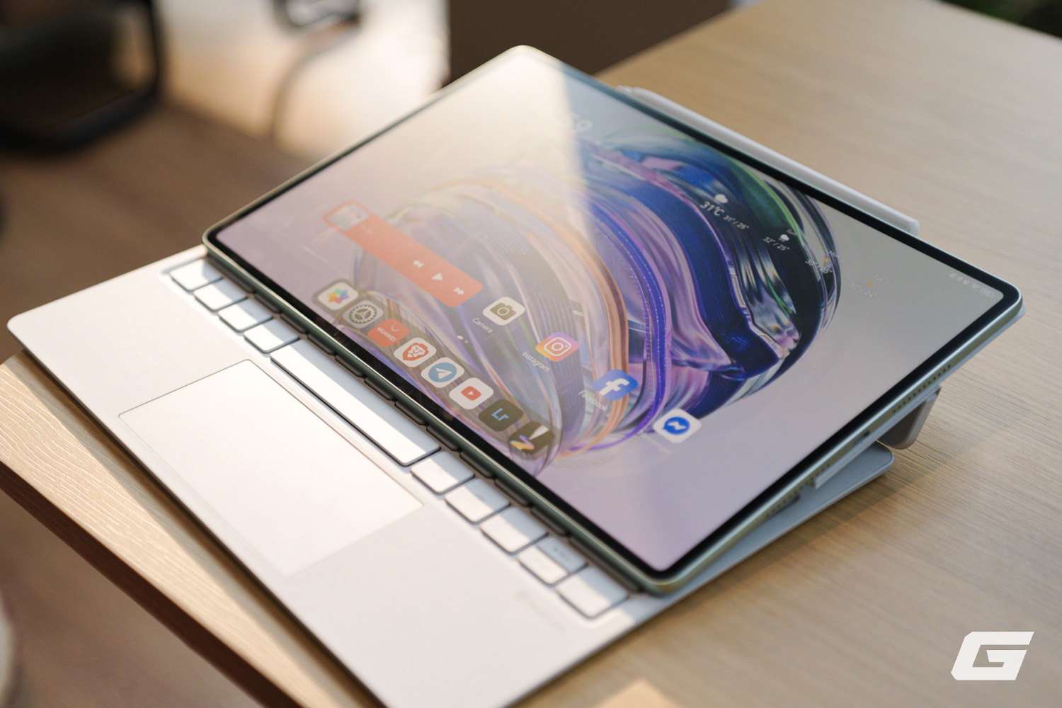 Đây là iPad Pro của Huawei: Màn Tandem OLED đẹp mê, cứng - mềm đều "ngon", giá 20 triệu tặng bao da bàn phím và bút- Ảnh 8. Đây là iPad Pro của Huawei: Màn Tandem OLED đẹp mê, cứng - mềm đều "ngon", giá 20 triệu tặng bao da bàn phím và bút- Ảnh 8.