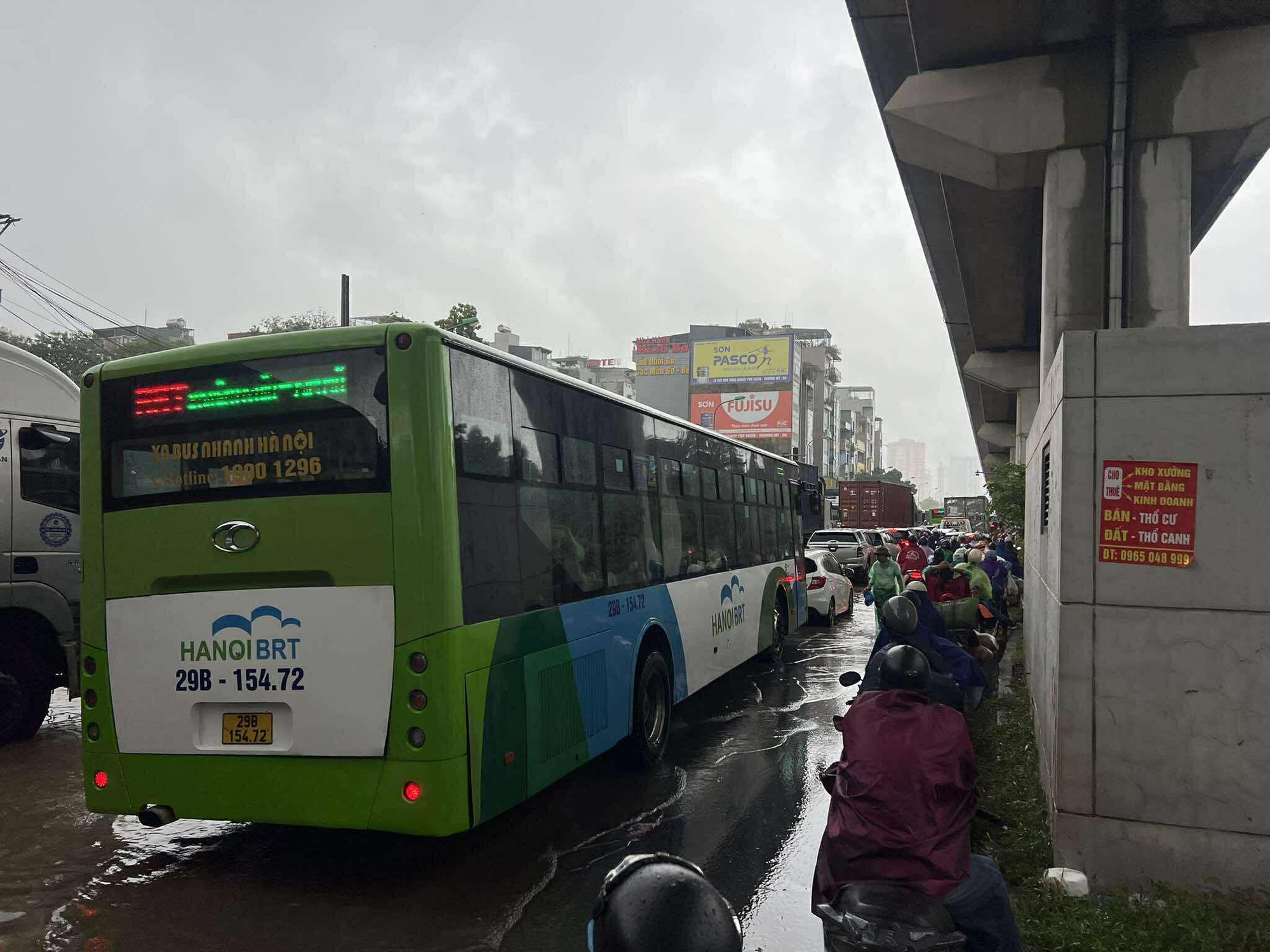 Hà Nội mưa to do ảnh hưởng bão số 5, đường phố ngập nặng, giao thông ách tắc- Ảnh 15. Hà Nội mưa to do ảnh hưởng bão số 5, đường phố ngập nặng, giao thông ách tắc- Ảnh 15.
