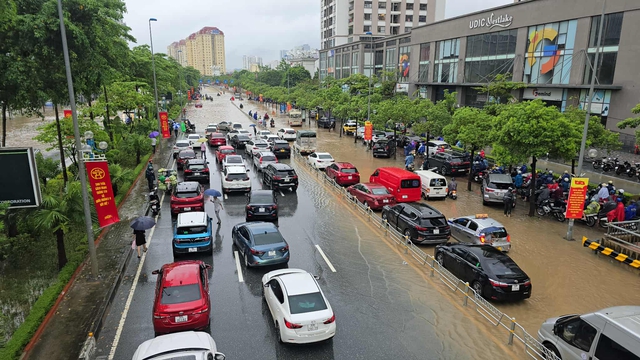 Hà Nội mưa to do ảnh hưởng bão số 5, đường phố ngập nặng, giao thông ách tắc- Ảnh 3. Hà Nội mưa to do ảnh hưởng bão số 5, đường phố ngập nặng, giao thông ách tắc- Ảnh 3.
