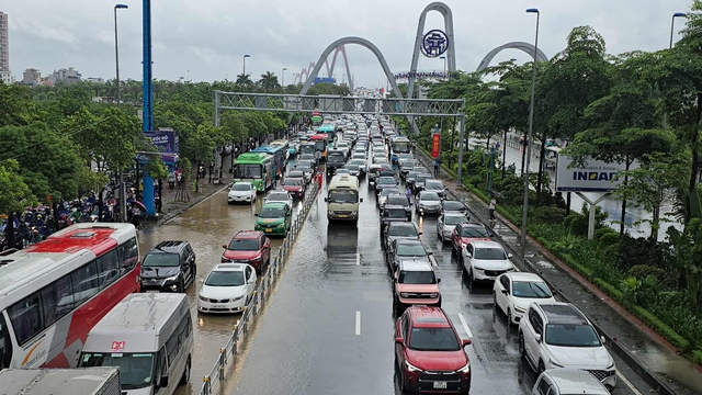 Hà Nội mưa to do ảnh hưởng bão số 5, đường phố ngập nặng, giao thông ách tắc- Ảnh 2. Hà Nội mưa to do ảnh hưởng bão số 5, đường phố ngập nặng, giao thông ách tắc- Ảnh 2.